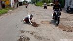 Aksi Manusia Silver Protes Jalan Rusak di Sidoarjo