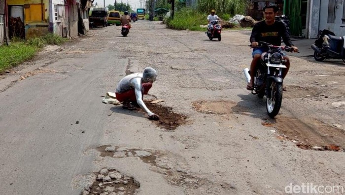 Protes Jalan Rusak di Sidoarjo Protes Jalan Rusak di Sidoarjo