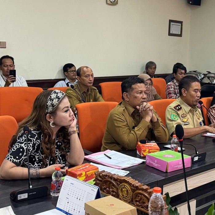Rapat dengar pendapat di DPRD Surabaya menghadirkan Jan Hwa Diana, pemilik UD Sentoso Seal yang diduga menahan ijazah mantan karyawan.