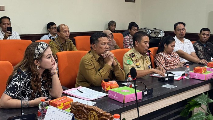 Rapat dengar pendapat di DPRD Surabaya menghadirkan Jan Hwa Diana, pemilik UD Sentoso Seal yang diduga menahan ijazah mantan karyawan.