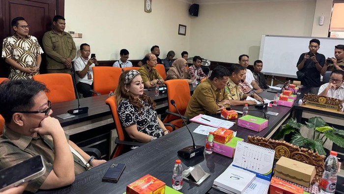 Rapat dengar pendapat di DPRD Surabaya menghadirkan Jan Hwa Diana, pemilik UD Sentoso Seal yang diduga menahan ijazah mantan karyawan.
