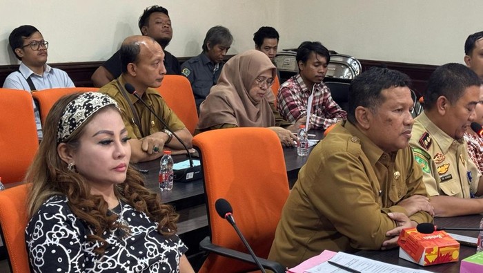 Rapat dengar pendapat di DPRD Surabaya menghadirkan Jan Hwa Diana, pemilik UD Sentoso Seal yang diduga menahan ijazah mantan karyawan.