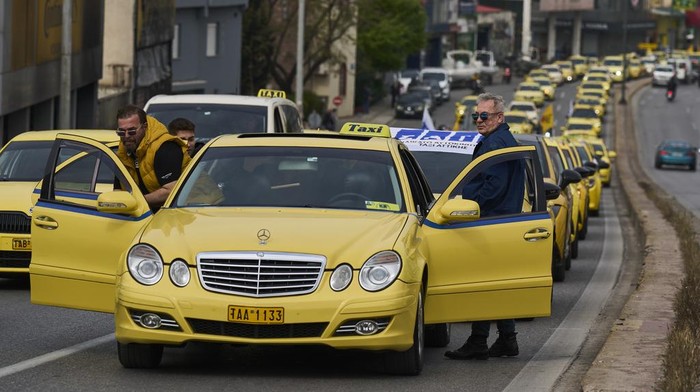 Ratusan Taksi Mengular di Jalanan Yunani Selama Aksi Mogok Taxi drivers drive their vehicles along a central road to protest against regulations affecting their industry during a one day strike in Athens, Greece, Tuesday, April 15, 2025.(AP Photo/Petros Giannakouris)