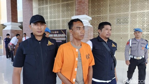 Tersangka pencurian, Gusti Ngurah Made Pery Surya Andika alias Ferry (27), saat digiring polisi di Mapolres Jembrana, Rabu (16/4/2025).