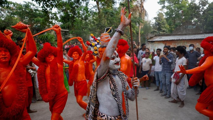 Ritual Unik Umat Hindu di Bangladesh Rayakan Festival Lal Kach Hindu devotees dance after applying paint to their bodies as they celebrate the Lal Kach festival in Munshiganj, Bangladesh, April 13, 2025. REUTERS/Mohammad Ponir Hossain TPX IMAGES OF THE DAY