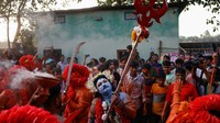Setelah itu, mereka mengikuti prosesi memegang pedang untuk menunjukkan kekuatan melawan kejahatan. Festival ini juga dilakukan untuk menyambut Tahun Baru Bengali.  