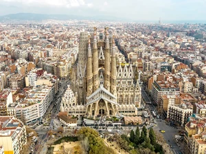 Pariwisata Spanyol Lesu: Wisatawan Berkurang, Belanja Menyusut
