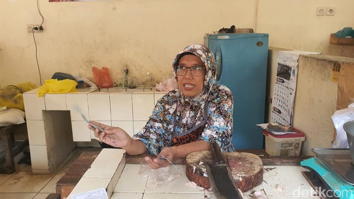 Salah satu pedagang, Sri saat memberikan keterangan tentang uang palsu (upal) di Pasar Playen, Gunungkidul, Rabu (16/4/2025).
