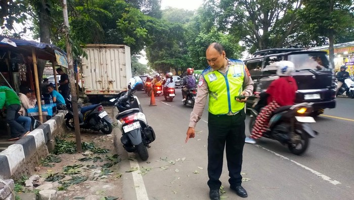 Sebuah truk boks menabrak pohon hingga hantam lima motor yang parkir di lokasi di Jalan Raya Cifor, Bogor (dok. ist)