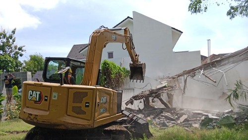 Sejumlah bangunan di Perumahan Taman Griya, Kelurahan Jimbaran, Kecamatan Kuta Selatan, dibongkar Satpol PP Badung, Selasa (15/4/2025). Musababnya bangunan itu berdiri di atas tanah Pemkab Badung. (Dok. Pemkab Badung)