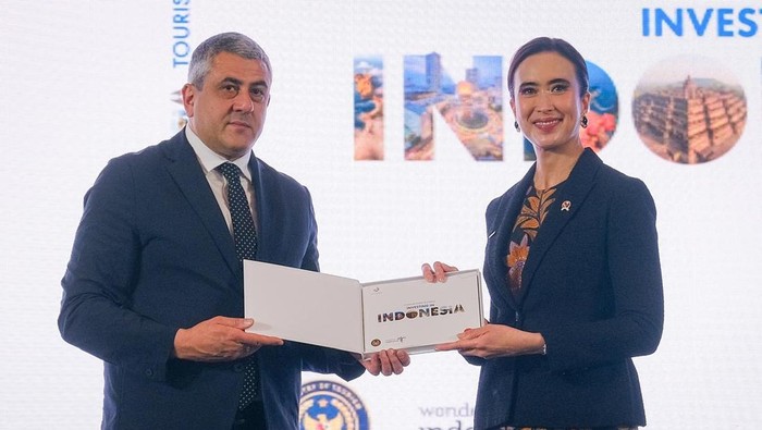 Sekertaris Jendral UN Tourism Zurab Pololikavshili menyerahkan pedoman investasi Tourism Doing Business: Investing in Indonesia kepada Menteri Pariwisata Widiyanti Putri Wardhana di The 37th UN Tourism Joint Commision for CAP - CSA, Jakarta, Rabu, (16/4/2024).