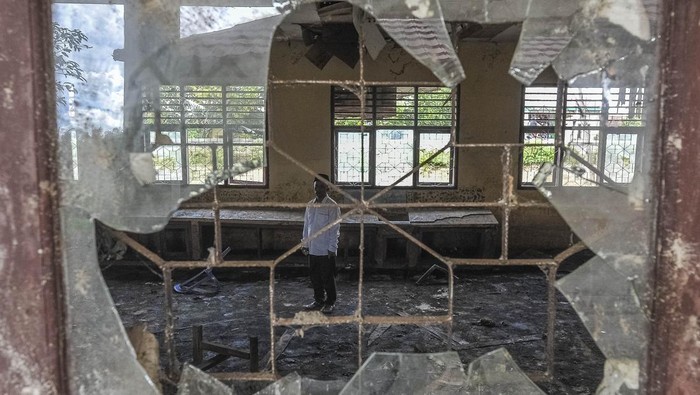 Sekolah rusak di Muaro Jambi Guru berjalan di dalam ruangan bekas laboratorium yang rusak di SMPN 22 Muaro Jambi, Desa Sungai Bungur, Muaro Jambi, Jambi, Rabu (16/4/2025). Sebanyak lima ruangan termasuk laboratorium dan perpustakaan di sekolah yang memiliki 46 murid dan setiap tahunnya terdampak banjir luapan Sungai Batanghari tersebut rusak sedang hingga berat sehingga tidak bisa difungsikan sejak 2020. ANTARA FOTO/Wahdi Septiawan/wpa.