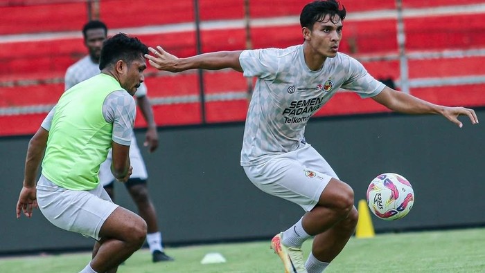 Pemain Semen Padang berlatih jelang menghadapi PSIS Semarang. Foto diunggah Rabu (16/4/2025).