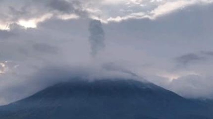 Semeru saat muntahkan abu vulkanik