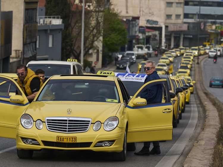 Sopir Taksi di Athena Mogok Kerja