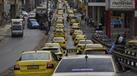 Sejumlah mobil taksi terparkir di jalanan di Athen, Yunani, Selasa (15/4/2025).
