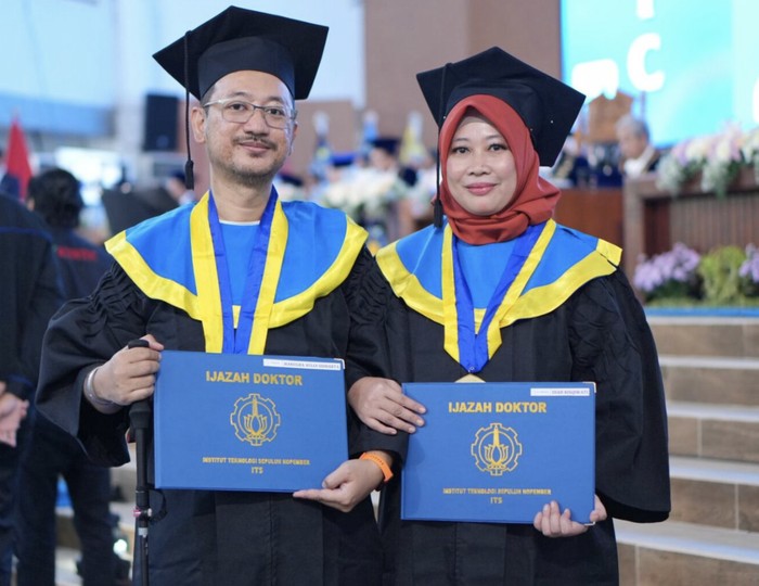 Suami Istri Diwisuda Bareng