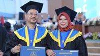 Dijuluki Habibi dan Ainun di ITS. Pasutri Dr Hanugra Aulia Sidharta ST MMT dan Dr Diah Risqiwati ST MT dikukuhkan bersama sebagai doktor pada prosesi Wisuda ke-131 Institut Teknologi Sepuluh Nopember (ITS), Minggu (13/4/2025) lalu. Pasangan ini bahkan kuliah bareng di Departemen Teknik Elektro, Fakultas Teknologi Elektro, dan Informatika Cerdas (FTEIC) ITS. Foto: Dok. ITS