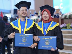 Suami-Istri Ini Wisuda S3 Bareng di ITS, di Kampus Dijuluki Habibie dan Ainun