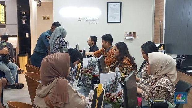 Suasana di dalam Butik Emas LM Graha Dipta, Pulo Gadung, Jakarta Timur, Rabu (16/4/2025). (CNBC Indonesia/Robertus Andrianto)