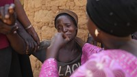 Para wanita berduka atas kematian seorang anggota keluarga setelah diserang oleh orang-orang bersenjata di komunitas pertanian Zike di Nigeria utara-tengah, Selasa (15/4/2025).