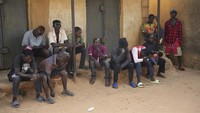 Menurut Andy Yakubu, seorang penduduk setempat, orang-orang bersenjata dalam serangan Minggu malam itu juga menghancurkan dan menjarah rumah-rumah di komunitas Zike, yang terletak di wilayah Bassa di negara bagian Plateau.