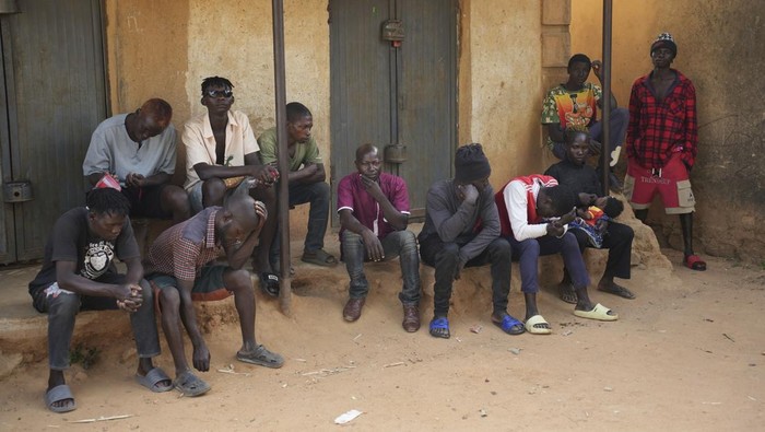 Suasana Duka Keluarga Korban Serangan Bersenjata di Nigeria Sedikitnya 40 orang tewas ketika orang-orang bersenjata Muslim. Suasana duka para keluarga dan kerabat pun terlihat di komunitas pertanian Zike di Nigeria utara-tengah.