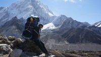 Pendaki juga bisa menggunakan jasa guide dan porter lokal yang berpengalaman selama menjalani ekspedisi.