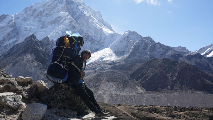 A Buddhist monk, along with mountaineers, participates in the pooja as part of a ritual performed before the expedition at Everest base camp, Nepal April 13, 2025. REUTERS/Purnima Shrestha