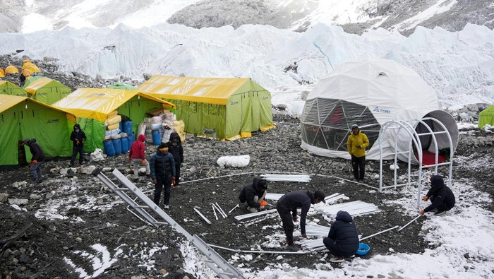 Suasana Pendakian di Everest Basecamp A Buddhist monk, along with mountaineers, participates in the pooja as part of a ritual performed before the expedition at Everest base camp, Nepal April 13, 2025. REUTERS/Purnima Shrestha