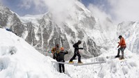 Everest Base Camp (EBC) terletak di sisi selatan gunung Everest, pada ketinggian 5.364 meter di atas permukaan laut.