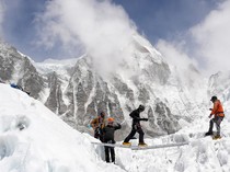 Mencekam, 1.000 Wisatawan Terjebak Badai Salju di Gunung Everest