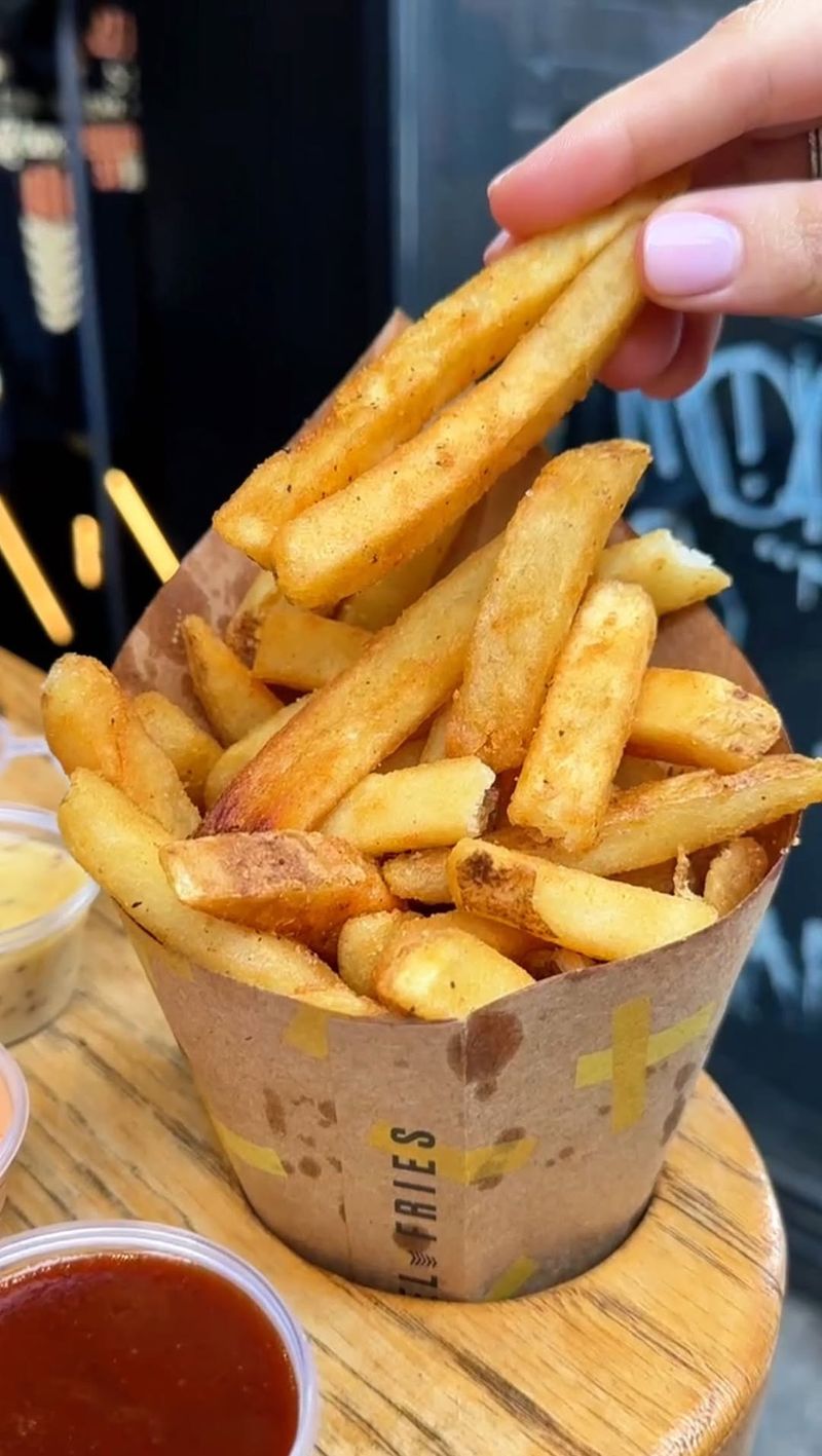 Tak Terima Ditagih Biaya Saus, 3 Wanita Ini Hancurkan Gerai Kentang Goreng