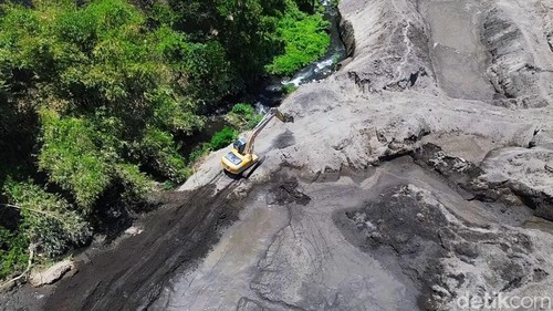 Tambang galian C di salah satu lokasi di Lombok Timur, NTB.