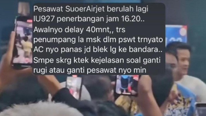 Tangkap layar video penumpang di Bandara SMB II Palembang protes.