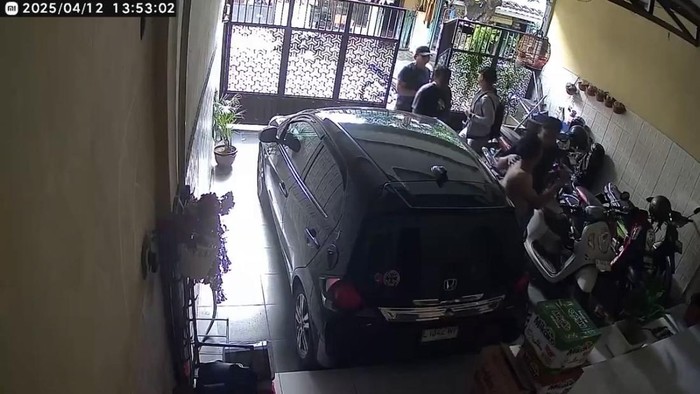 Tangkapan layar video CCTV viral dari rumah warga yang melapor salah digerebek.