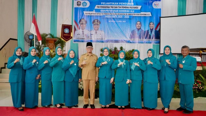 Teddy Meilwansyah meresmikan pelantikan Tim Penggerak PKK dan Tim Pembina Posyandu Kabupaten OKU