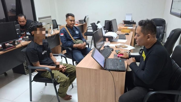 Tersangka pengeroyokan pria warga Desa Pliken hingga tewas saat diamankan Satreskrim Polresta Banyumas, Rabu (16/4/2025).