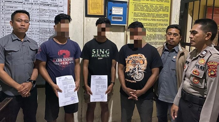 Tiga pemedek pemukul pecalang di Pura Agung Besakih saat upacara IBTK ditetapkan sebagai tersangka dan ditahan di Mapolres Karangasem, Selasa (15/4/2025) malam. (Dok. Polres Karangasem)