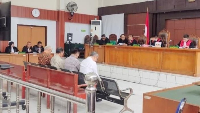 Tiga petinggi BUMN saat menjalani sidang tuntutan.
