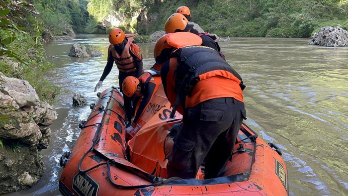 Tim SAR mengevakuasi jenazah petani yang tenggelam di Sungai Walanae Bone.