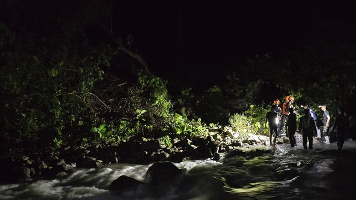 Tim SAR saat melakukan pencarian terhadap mahasiswa KKN UNG yang hanyut di sungai.