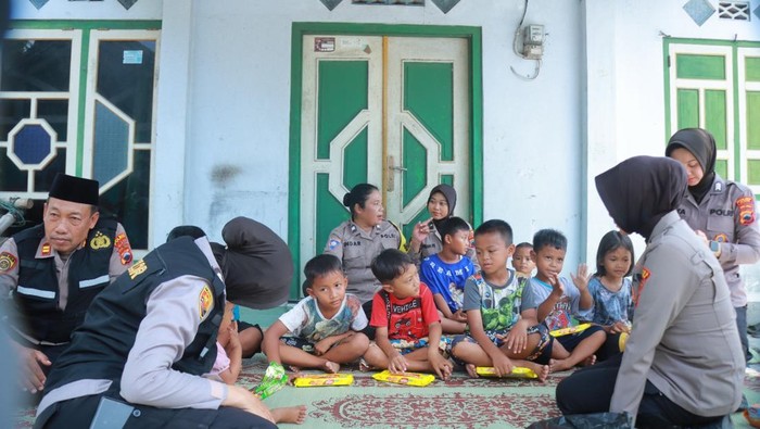 Tim trauma healing Polres Klaten saat menghibur anak-anak di tengah kondisi KLB keracunan di Kecamatan Gantiwarno, Rabu (16/4/2025).