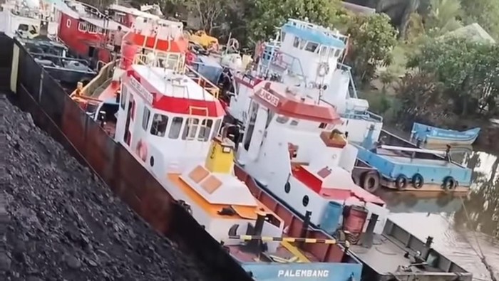 Tongkang batu bara dievakuasi karena melintang di jalur sungai.
