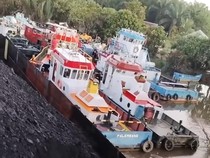 Tongkang Melintang di Sungai Lalu Tabrak Jembatan, Ini Kata Sekda Banyuasin