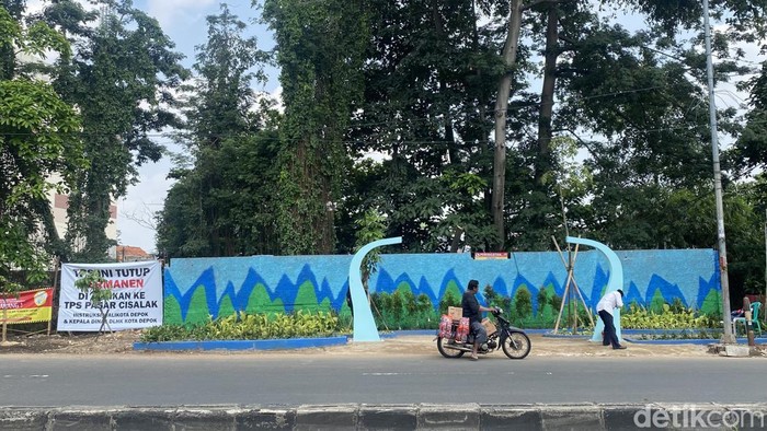 TPS di Jalan Raya Bogor, Cimanggis, Depok dibongkar jadi taman. (Devi/detikcom)