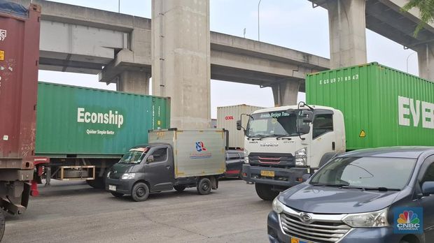 Truk kontainer di Pelabuhan Tanjung Priok di tengah isu kena palak ormas dan preman. (CNBC Indonesia/Chandra Dwi)