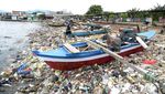 Tumpukan Sampah Cemari Pantai Bandar Lampung