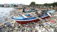 Menurut warga setempat sampah yang menumpuk menutupi pesisir pantai itu sebagian besar berasal dari limbah rumah tangga yang terseret arus sungai saat musim hujan sehingga mencemari kawasan pantai.