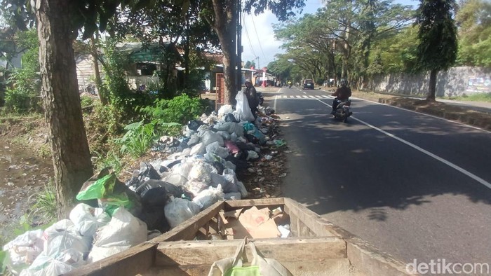 Tumpukan sampah di Jalan Gubernur Sewaka Kota Tasikmalaya.